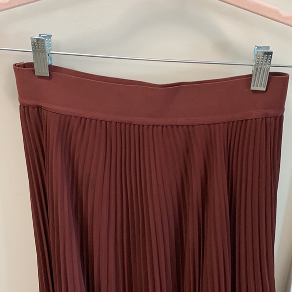 Aritzia burgundy midi skirt size SMALL - Picture 2 of 4